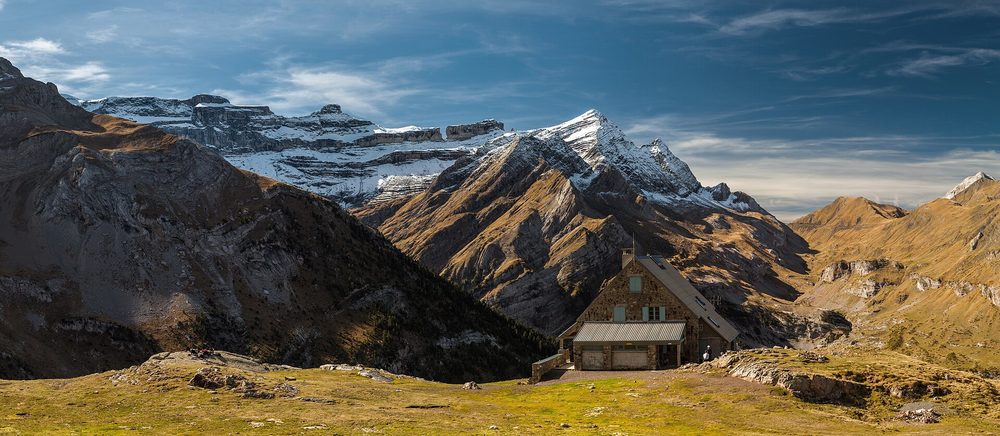 The Spanish Pyrenees show the best time to visit for winter skiing