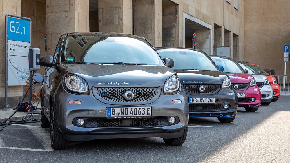 Street traffic in a central Berlin low-emission zone