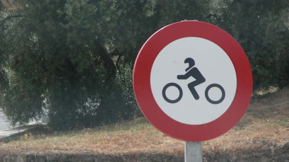 A Spanish road sign marking a low-emission zone boundary