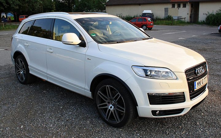 Rent Audi Q7 in Dubai