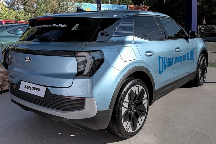 Rent Ford Explorer in Dubai