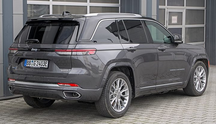 Rent Jeep Grand Cherokee in Dubai