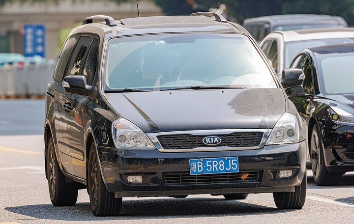 Rent Kia Carnival in Dubai