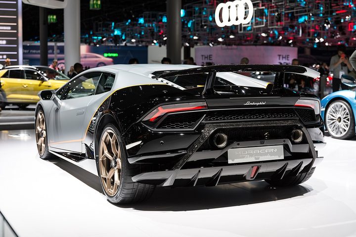 Rent Lamborghini Huracan in Dubai