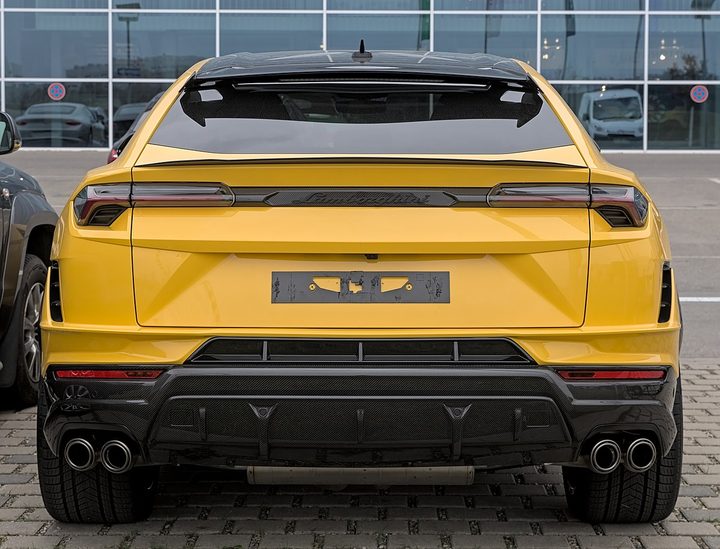 Rent Lamborghini Urus in Dubai