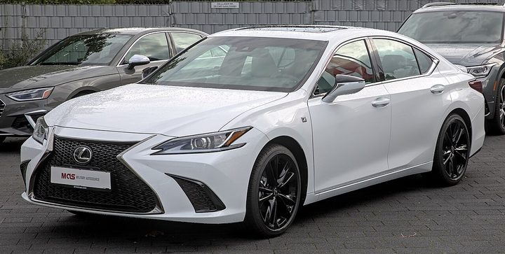 Rent Lexus ES in Dubai