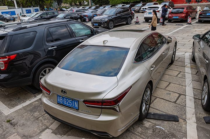 Rent Lexus LS in Dubai