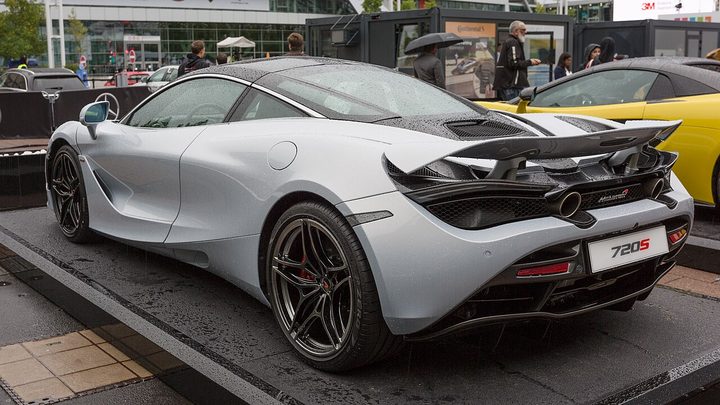 Rent McLaren 720S in Dubai