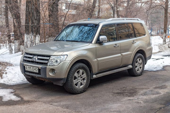 Rent Mitsubishi Pajero in Abu Dhabi