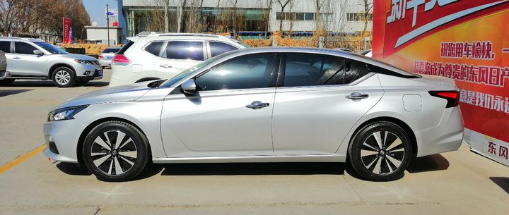 Rent Nissan Altima in Dubai