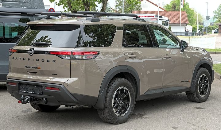 Rent Nissan Pathfinder in Abu Dhabi