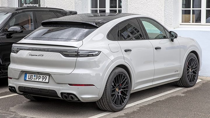 Rent Porsche Cayenne in Dubai