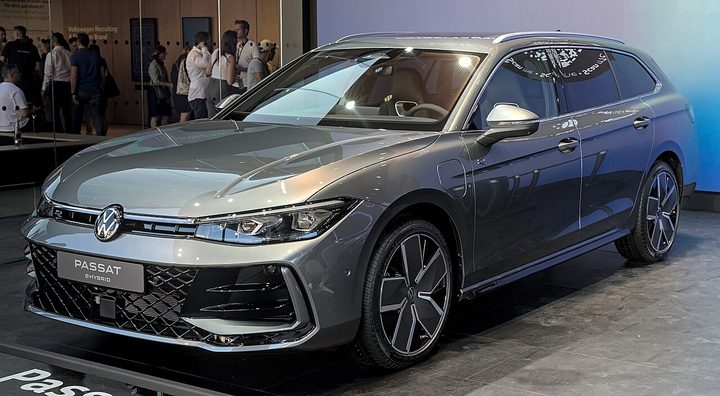 Rent Volkswagen Passat in Dubai